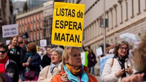 Cartel durante una manifestación en defensa de los servicios públicos en Madrid el 23 de marzo de 2025.
